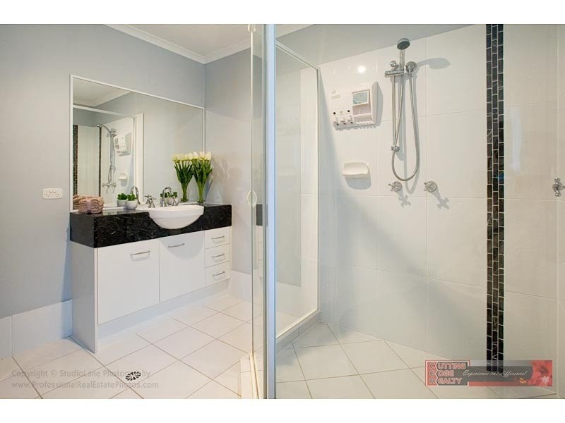 11 Laughlen Chase, Pacific Pines QLD 4211