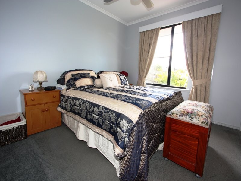 11 Laughlen Chase, Pacific Pines QLD 4211