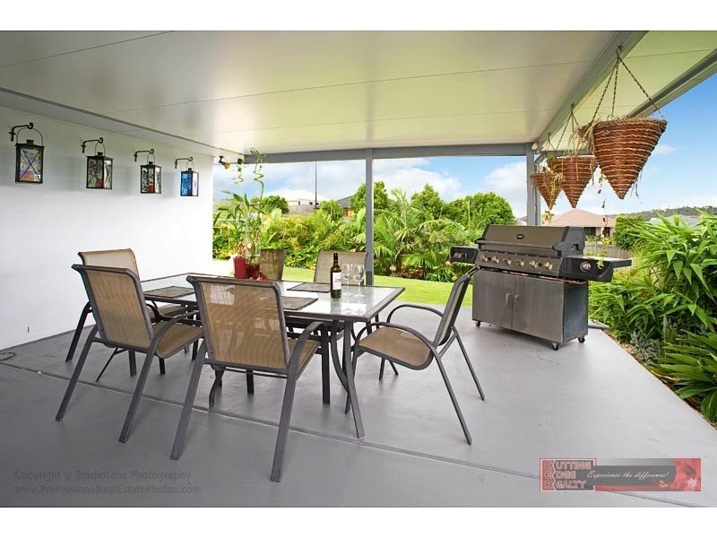 11 Laughlen Chase, Pacific Pines QLD 4211