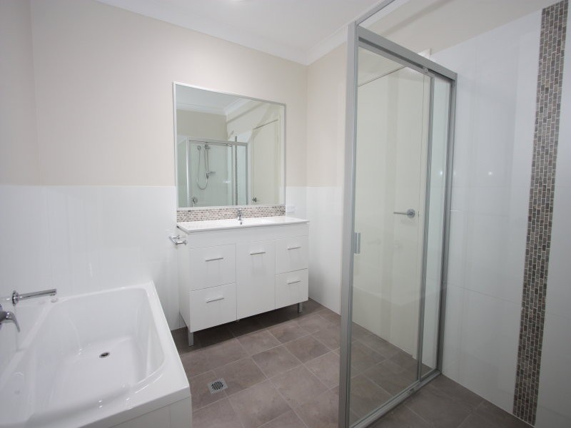 1/1 Aspect Place, Pacific Pines QLD 4211