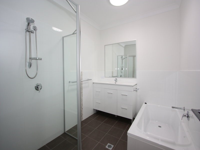 1/1 Aspect Place, Pacific Pines QLD 4211