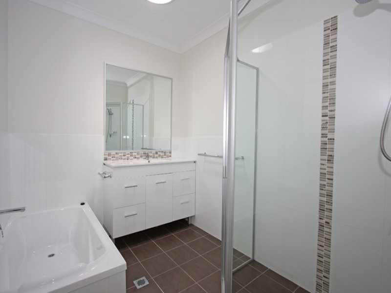 1/1 Aspect Place, Pacific Pines QLD 4211