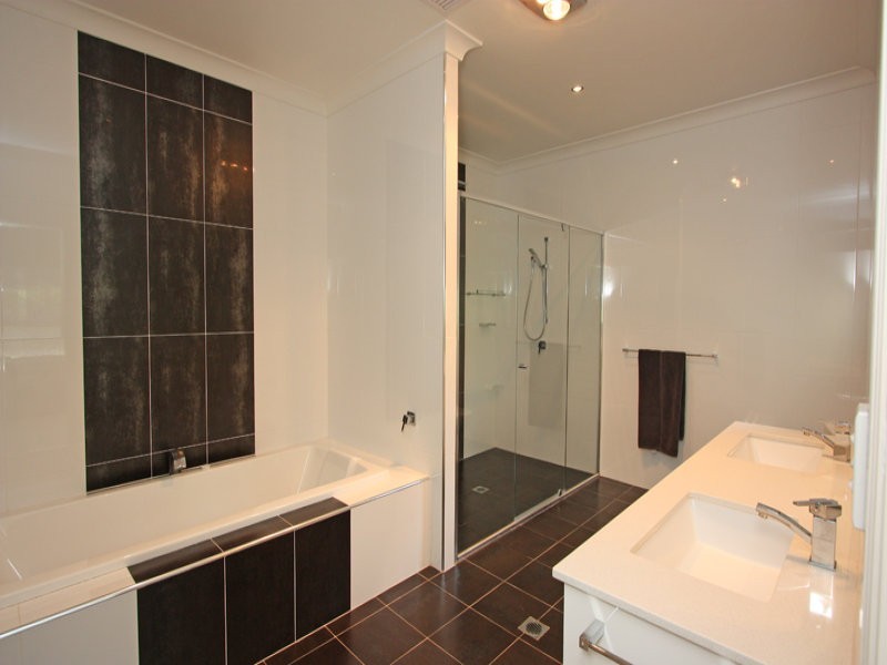 20 LAGOON PARK DR, Maudsland QLD 4210