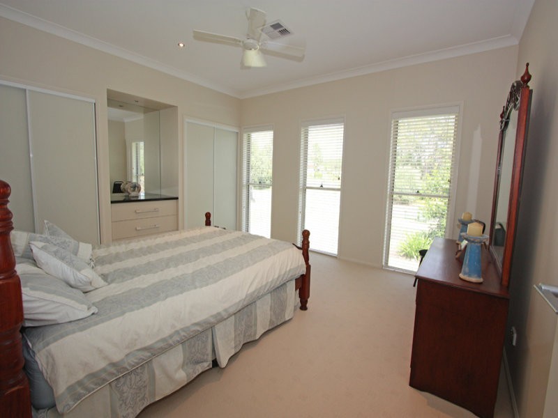 20 LAGOON PARK DR, Maudsland QLD 4210