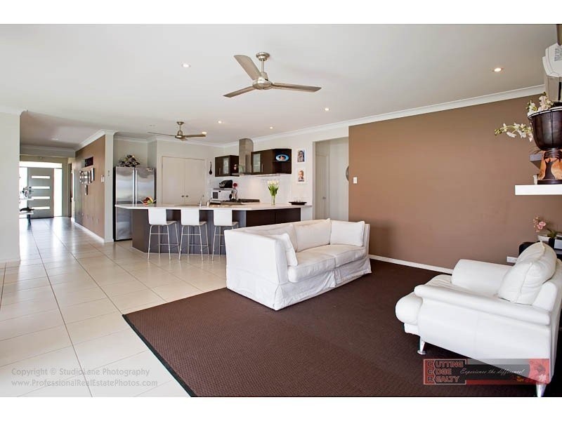 21 Kanangra Cr, Pacific Pines QLD 4211