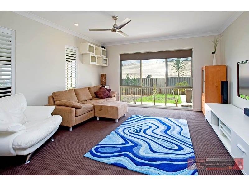 21 Kanangra Cr, Pacific Pines QLD 4211