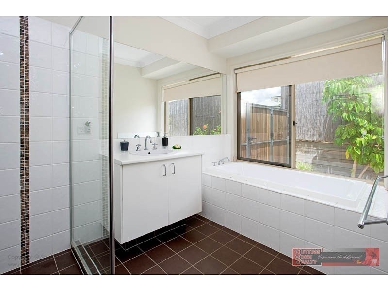 21 Kanangra Cr, Pacific Pines QLD 4211