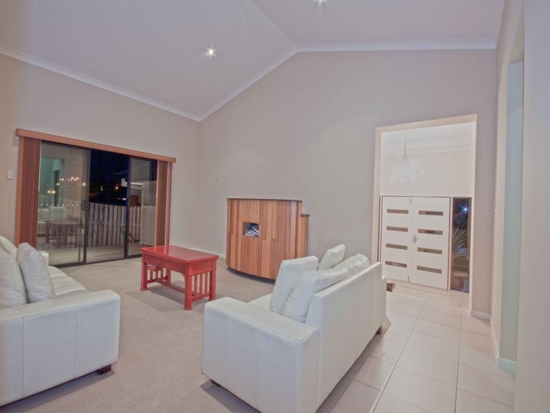5 Angourie Crescent, Pacific Pines QLD 4211