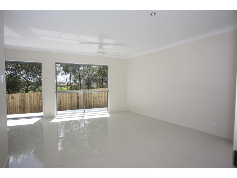 2/1 Aspect place, Pacific Pines QLD 4211