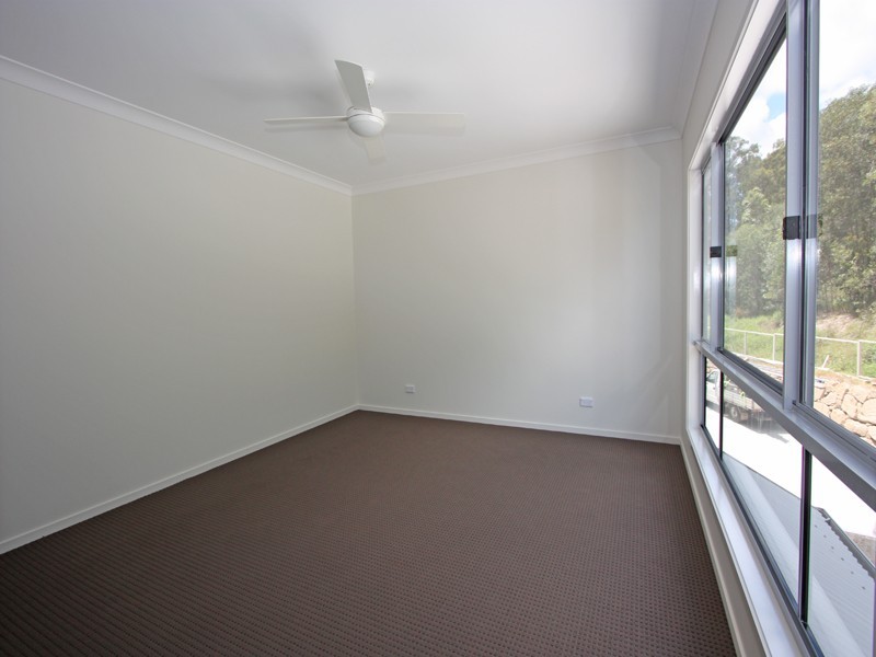 2/1 Aspect place, Pacific Pines QLD 4211