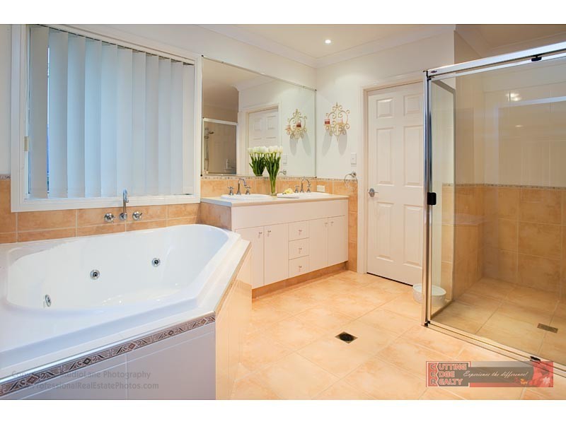 12 Tallow St, Pacific Pines QLD 4211