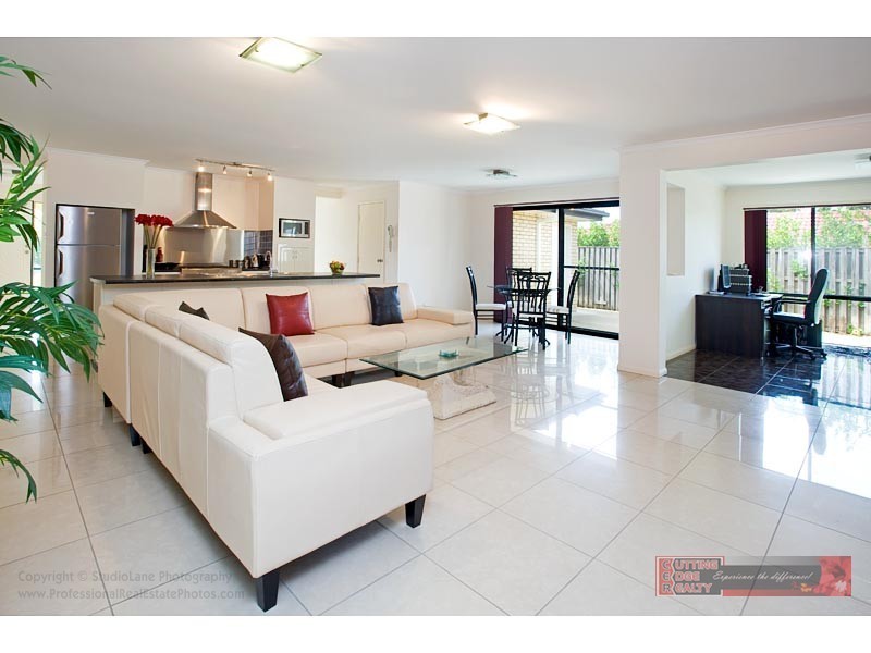 4 Fitzgerald Close, Maudsland QLD 4210