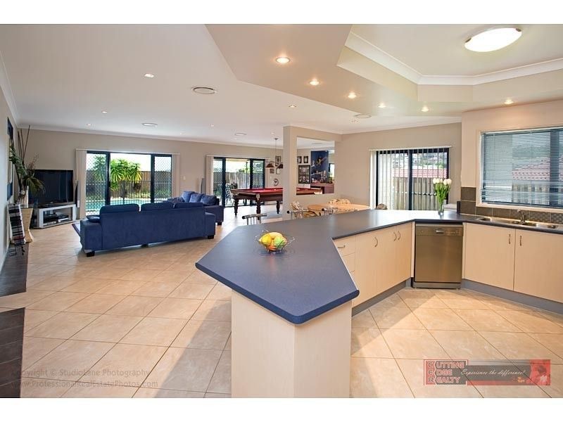 4 coonowrin Street, Pacific Pines QLD 4211