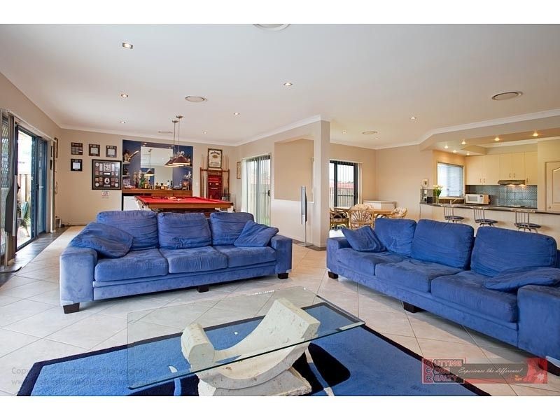 4 coonowrin Street, Pacific Pines QLD 4211