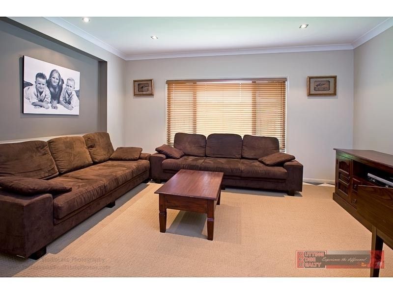 4 coonowrin Street, Pacific Pines QLD 4211