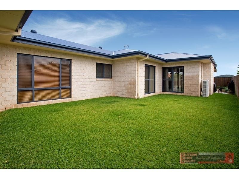 4 coonowrin Street, Pacific Pines QLD 4211