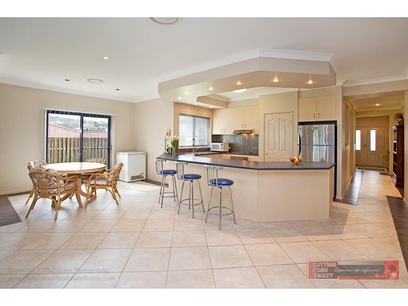 4 coonowrin Street, Pacific Pines QLD 4211