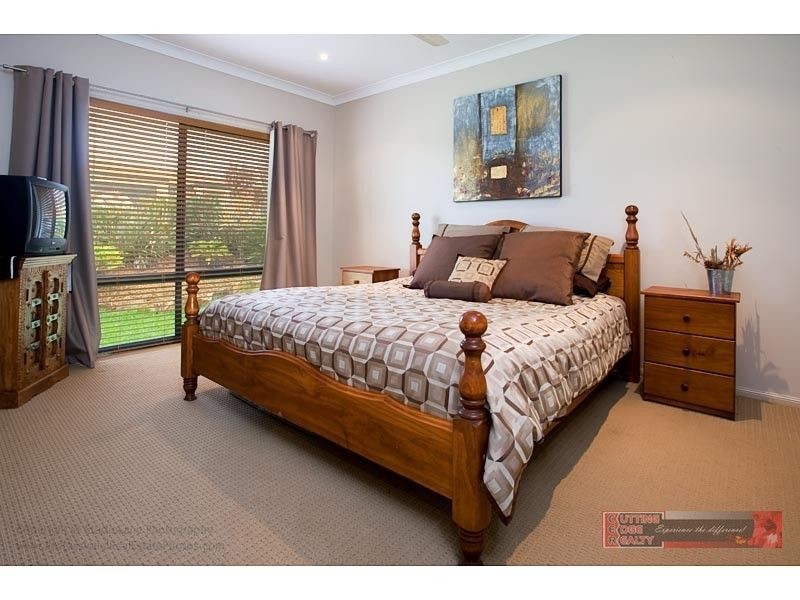 4 coonowrin Street, Pacific Pines QLD 4211