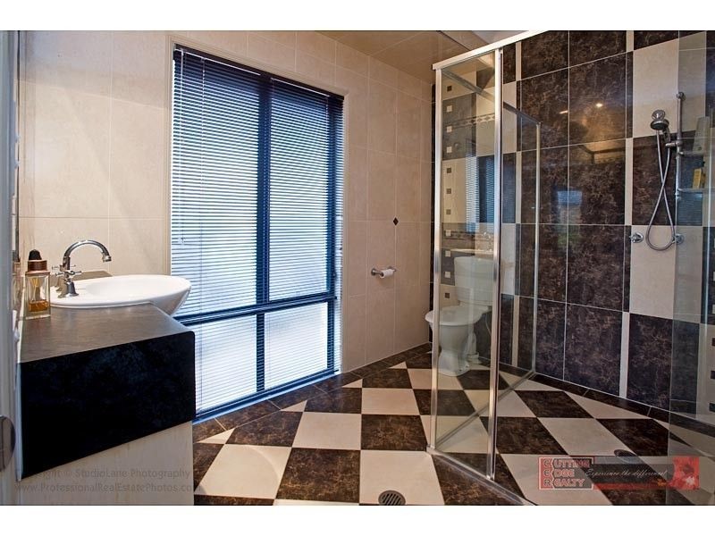 4 coonowrin Street, Pacific Pines QLD 4211