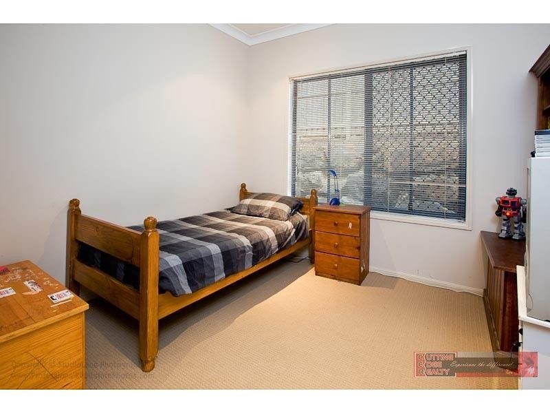 4 coonowrin Street, Pacific Pines QLD 4211