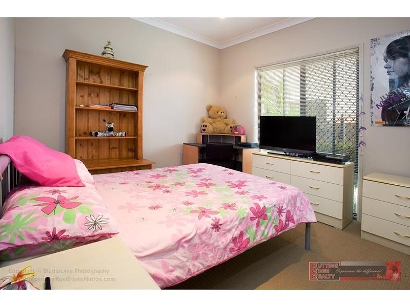 4 coonowrin Street, Pacific Pines QLD 4211