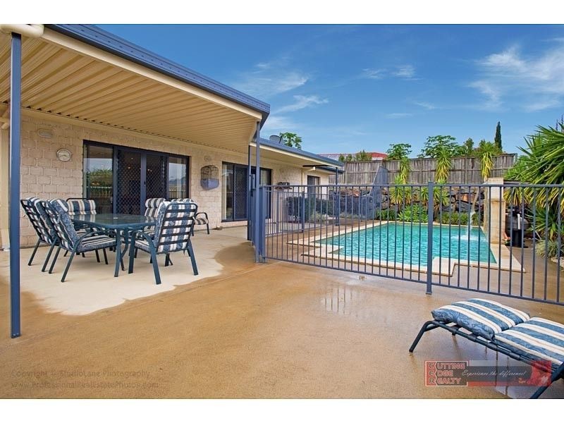 4 coonowrin Street, Pacific Pines QLD 4211