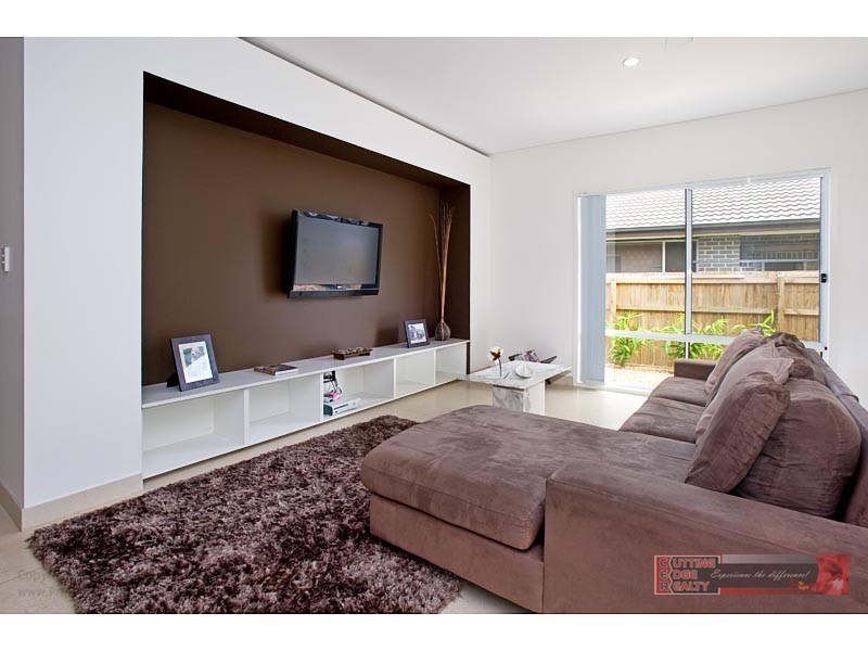 18 Hawkesbury, Pacific Pines QLD 4211