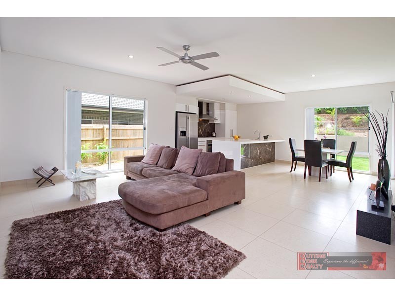 18 Hawkesbury, Pacific Pines QLD 4211