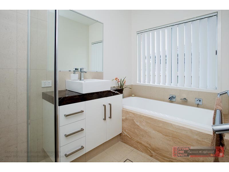 18 Hawkesbury, Pacific Pines QLD 4211