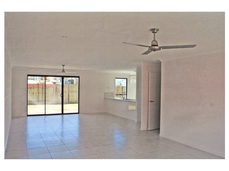 1/15 BARRADEEN, Pacific Pines QLD 4211