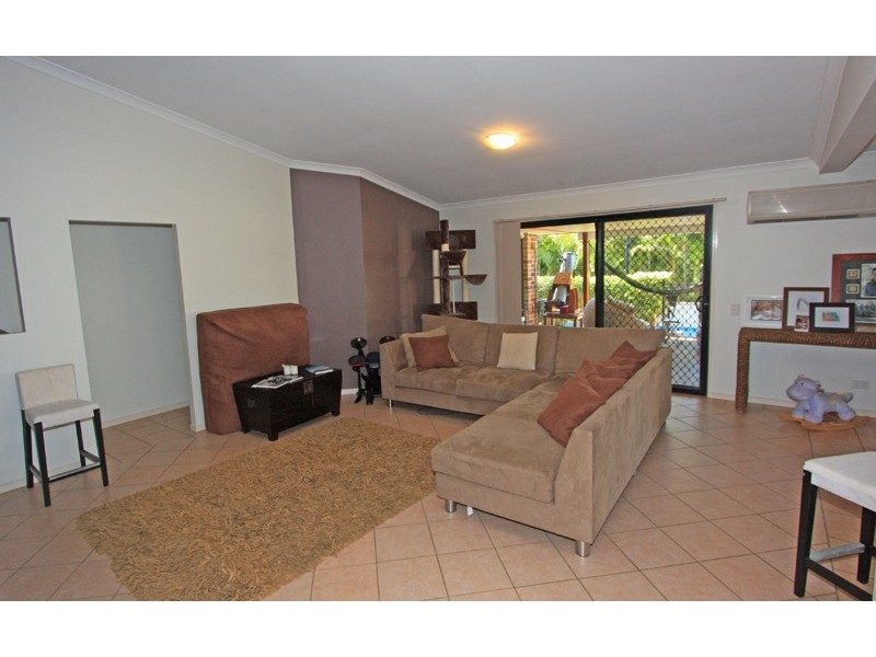 3 FLINT CT, Pacific Pines QLD 4211
