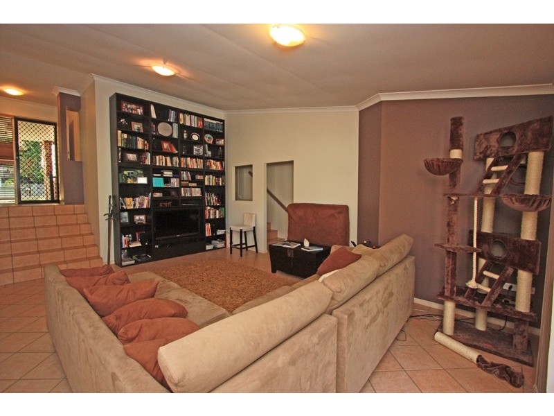 3 FLINT CT, Pacific Pines QLD 4211