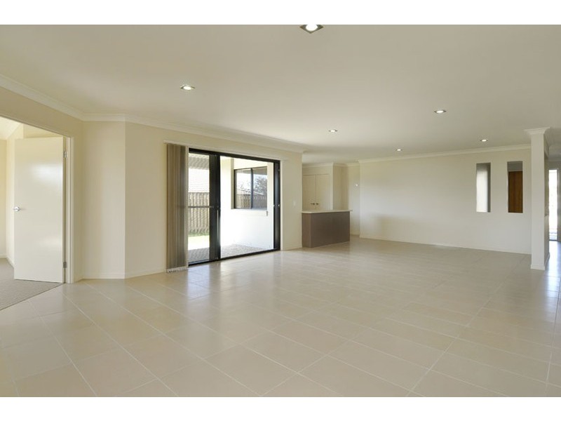 9  STARKEY ST, Pacific Pines QLD 4211