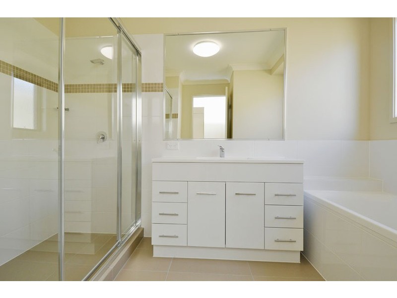 9  STARKEY ST, Pacific Pines QLD 4211