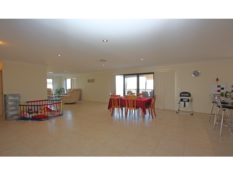 27 MALONEY CRES, Maudsland QLD 4210