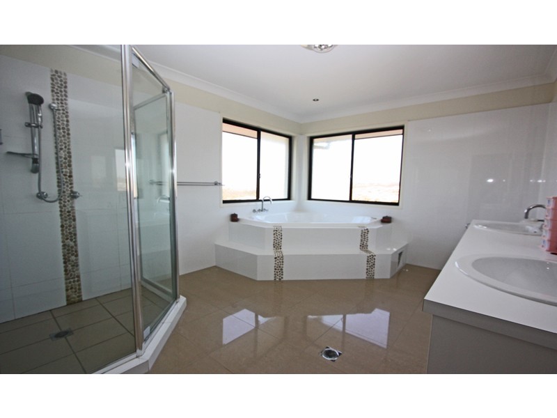 27 MALONEY CRES, Maudsland QLD 4210