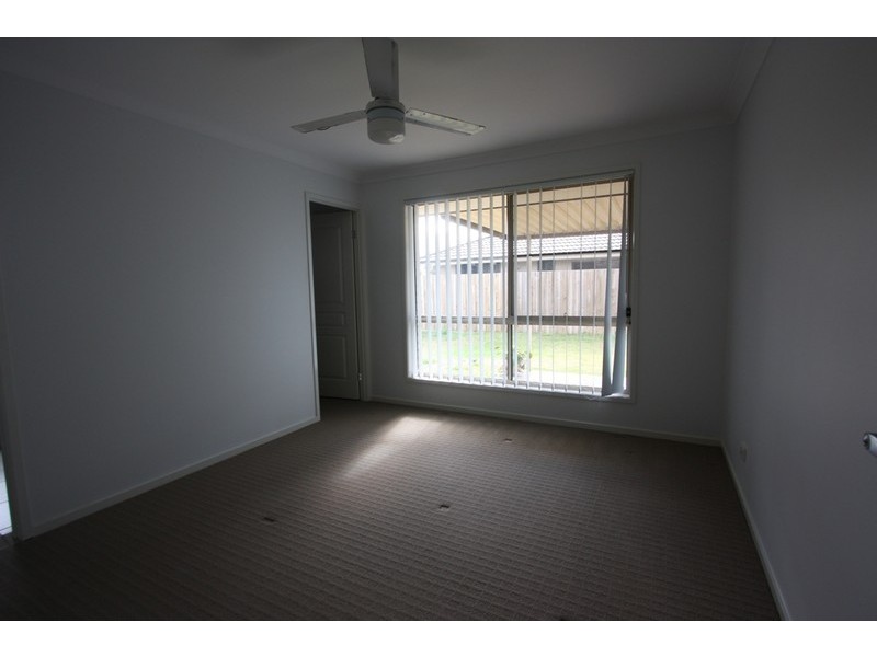 35 HAWKESBURY AVE, Pacific Pines QLD 4211