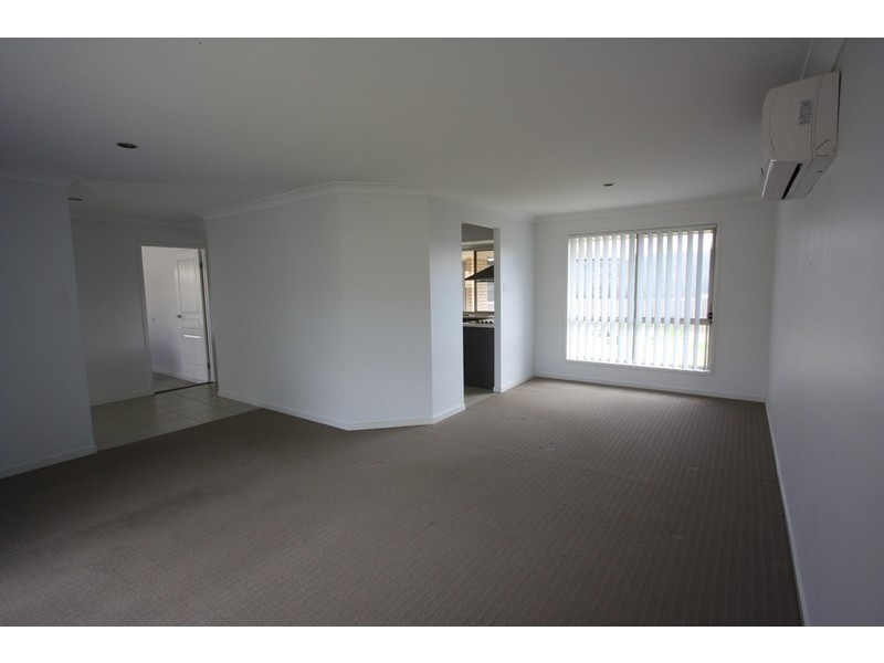 35 HAWKESBURY AVE, Pacific Pines QLD 4211