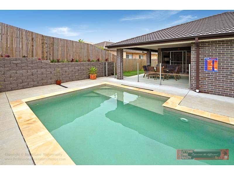 16 Hawkesbury, Pacific Pines QLD 4211