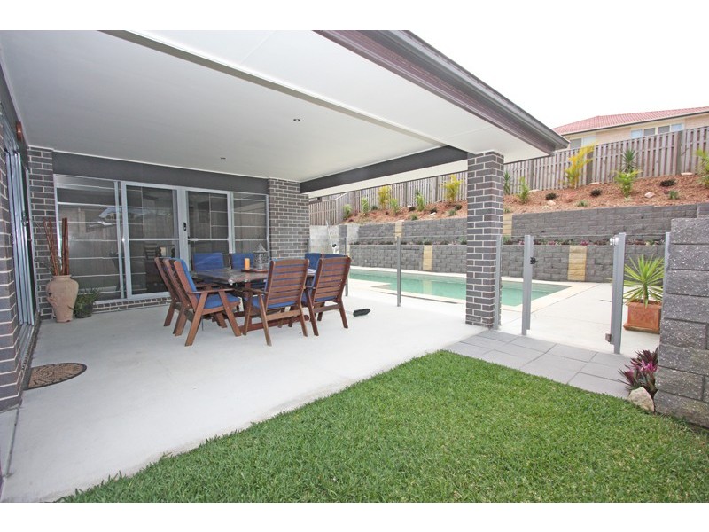 16 Hawkesbury, Pacific Pines QLD 4211
