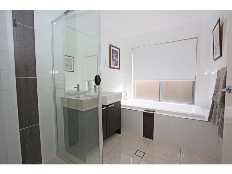 16 Hawkesbury, Pacific Pines QLD 4211