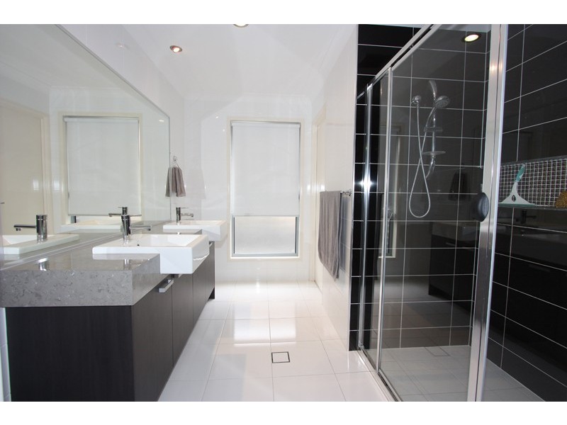 16 Hawkesbury, Pacific Pines QLD 4211