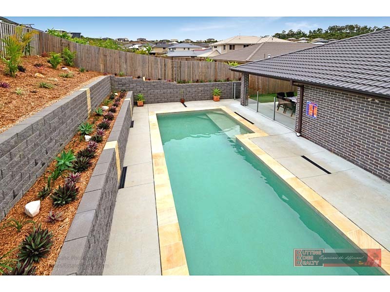 16 Hawkesbury, Pacific Pines QLD 4211