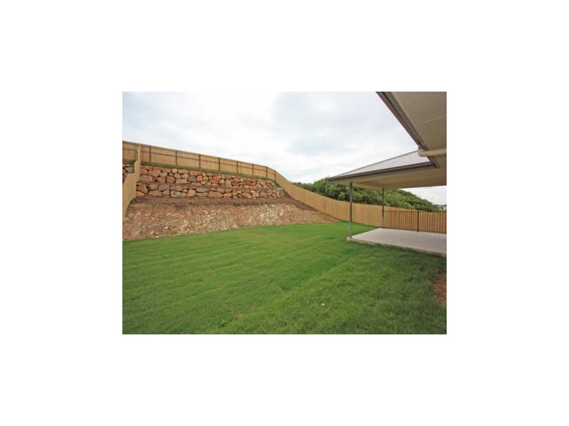 27 HADRIAN ST, Pacific Pines QLD 4211