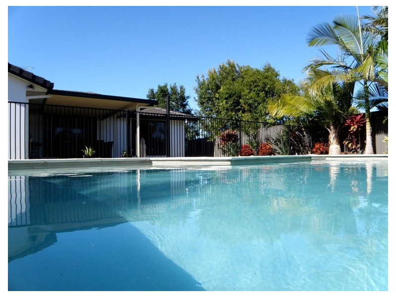 2 Salvado Dr, Pacific Pines QLD 4211