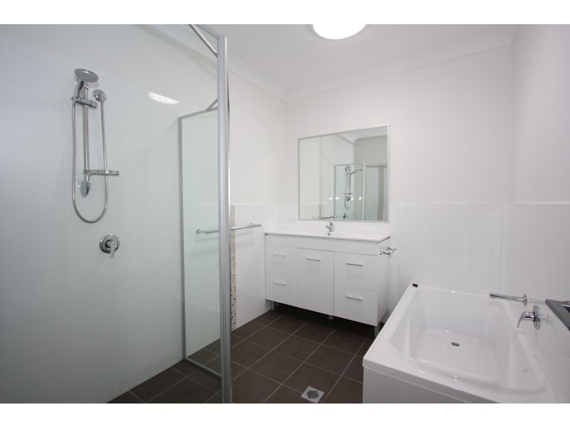 3/1 Aspect place, Pacific Pines QLD 4211