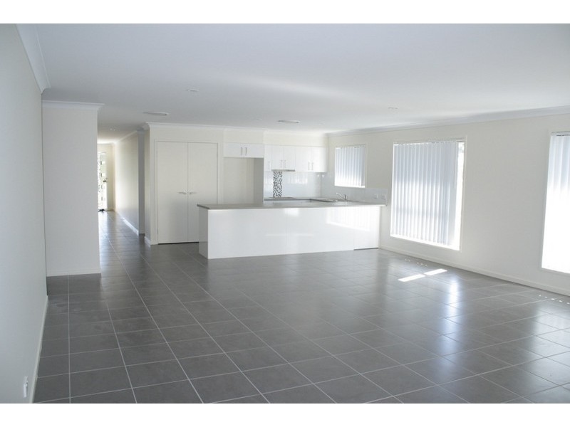 16 FLETCHER ST, Pacific Pines QLD 4211
