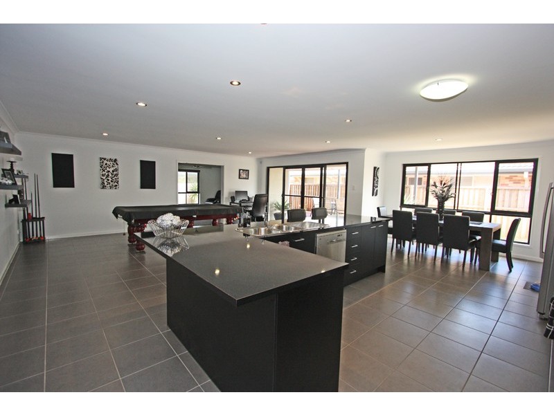 33 HAWKESBURY AVE, Pacific Pines QLD 4211