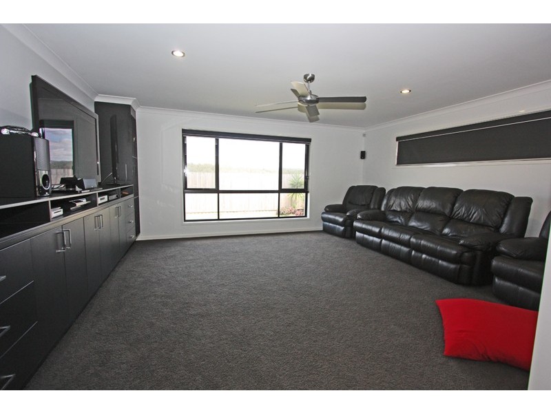 33 HAWKESBURY AVE, Pacific Pines QLD 4211