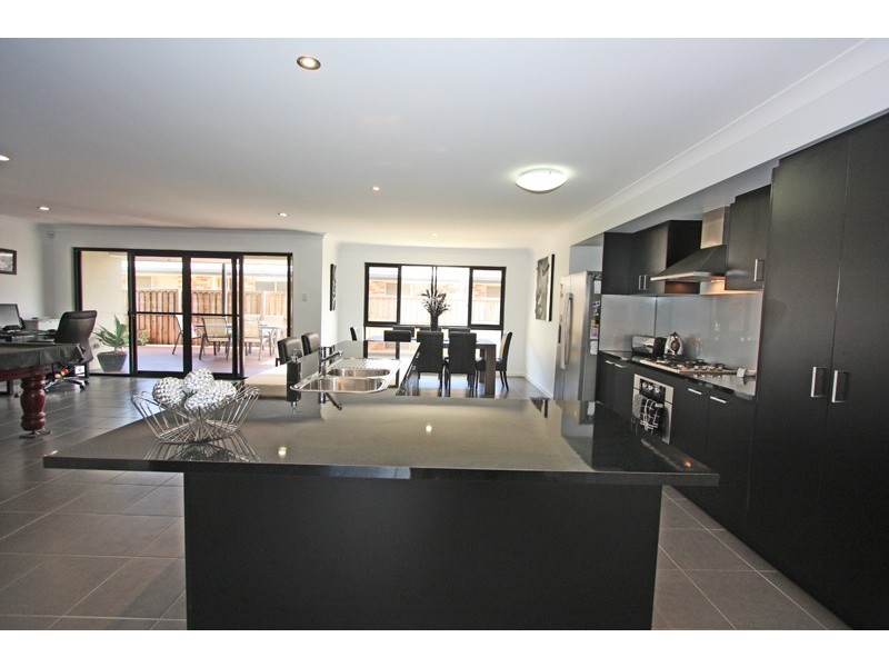 33 HAWKESBURY AVE, Pacific Pines QLD 4211